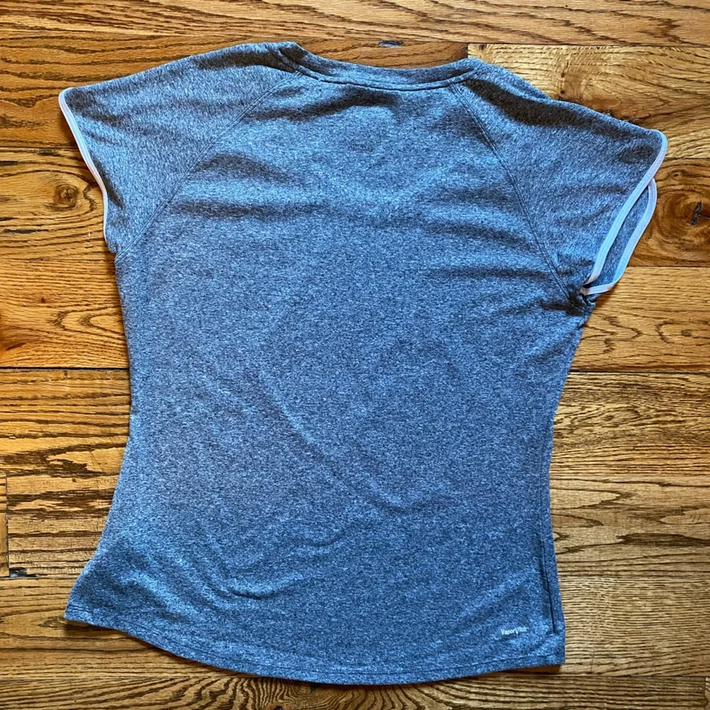 The North Face VaporWick Women's Gray Performance Top - Size Medium - Picture 2 of 6